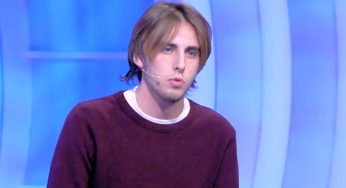C’è Posta per te: per quale motivo Manuel indossa un guanto?