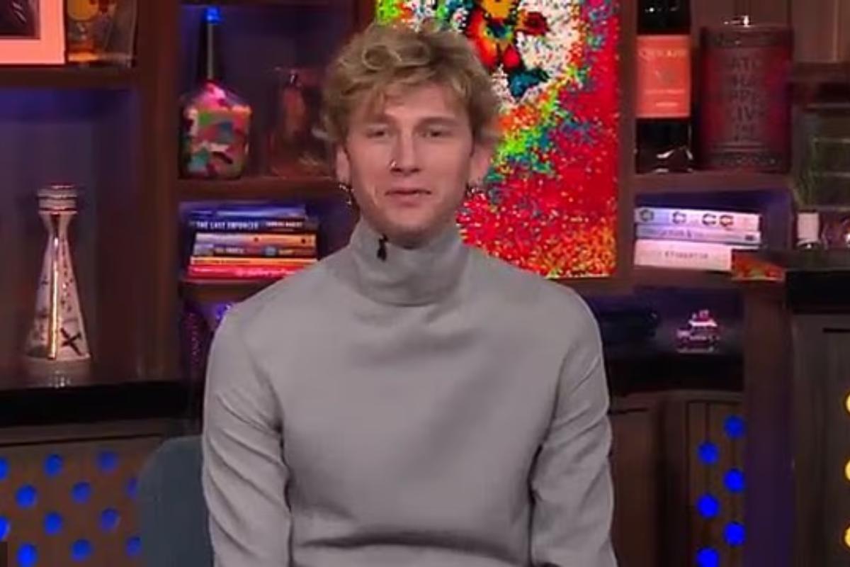 Machine Gun Kelly non conosce la sua vera età e ipotizza origini aliene: “Mia madre potrebbe essere stata rapita dagli UFO”