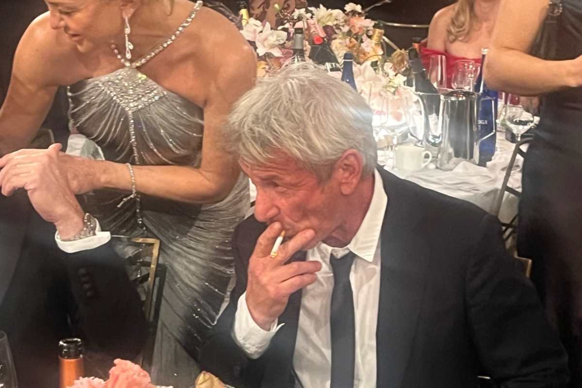sean penn fuma in sala ai golden globe
